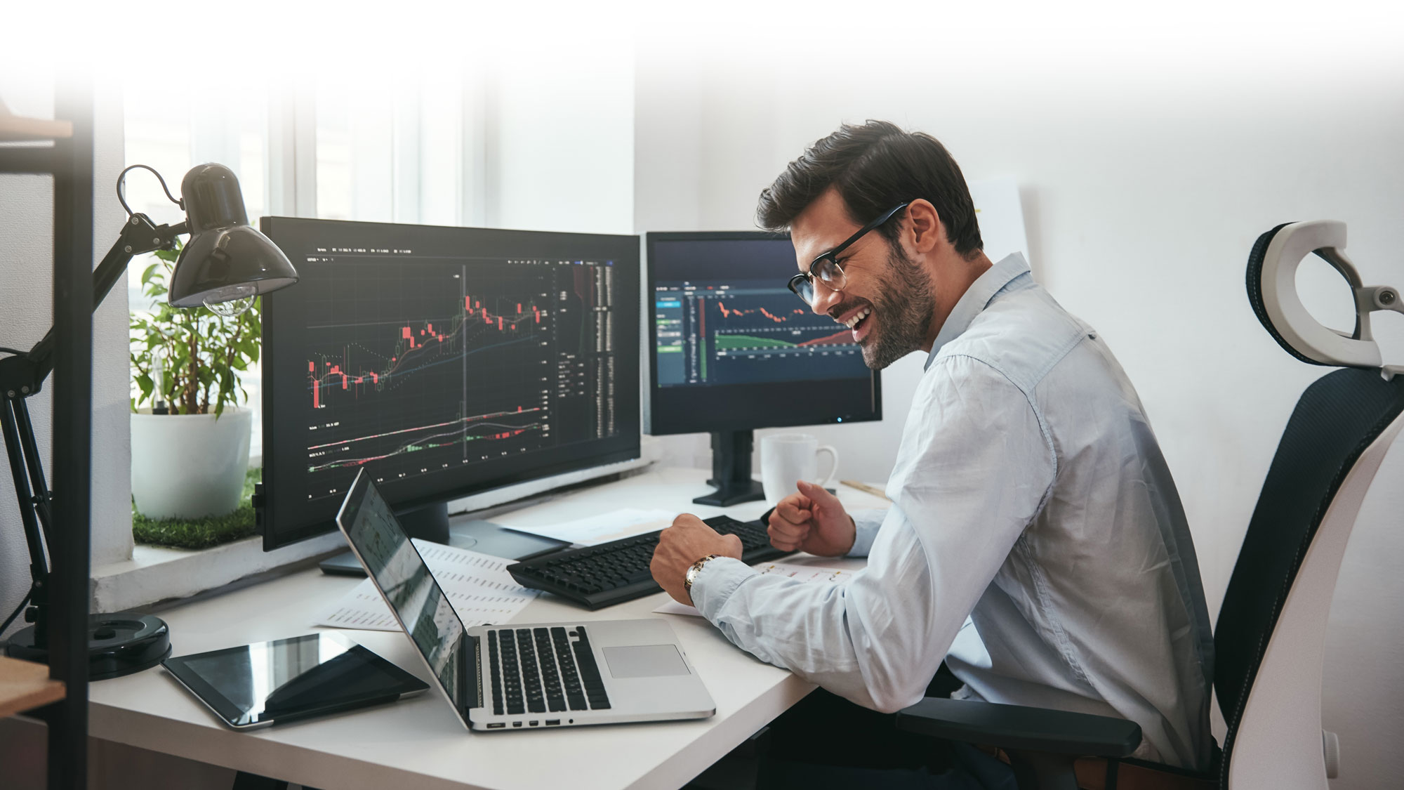 lucky-day-happy-young-businessman-or-trader-in-fo-2023-11-27-05-26-31-utc